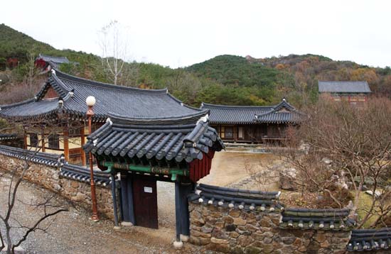 성륜사에 곳곳에는 승방과 선방이 있다. 무단청의 건물이 한층 깔끔해 보인다. 